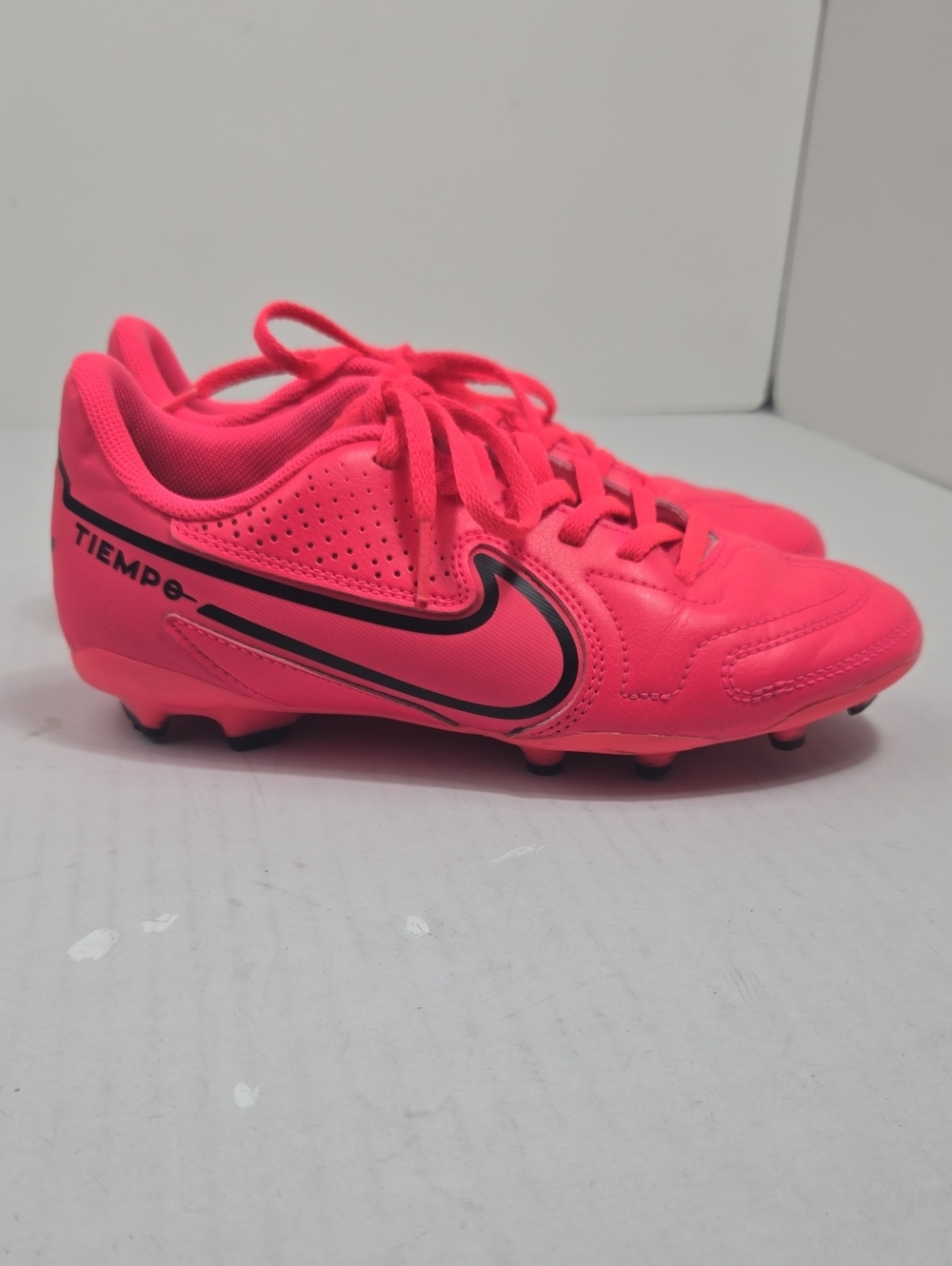 Nike Jr Tiempo Legend 9 Club Sz 4Y Soccer Cleats Hot Pink Athletic